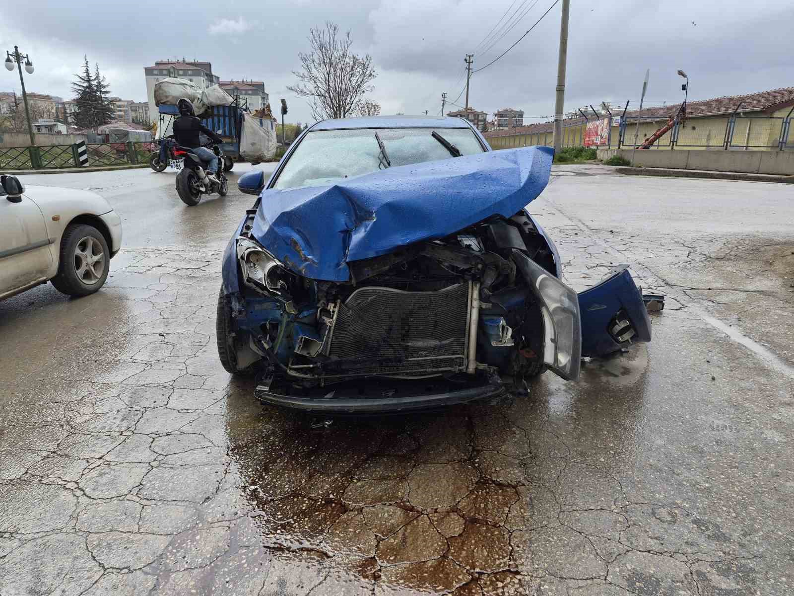 ’Dur’ levhasına uymayan otomobil, çöp kamyonuna çarptı: 1 yaralı
