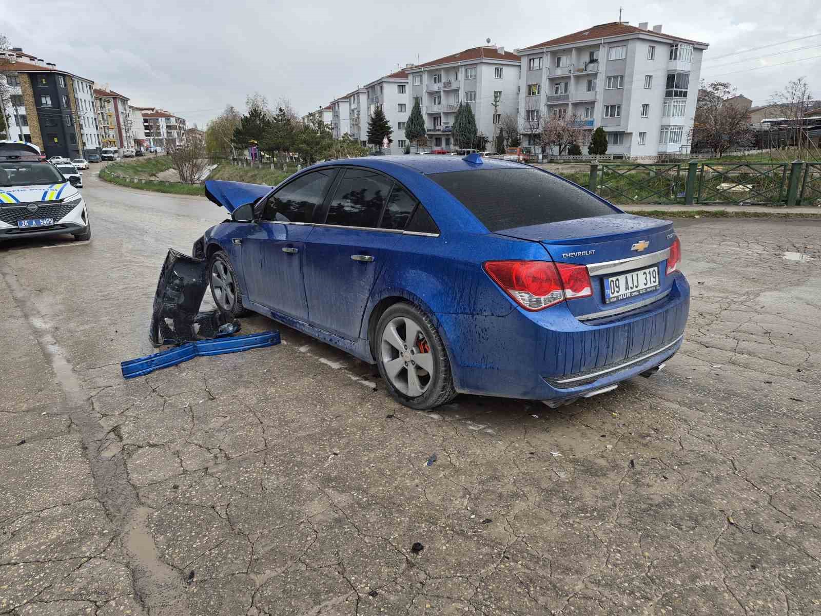 ’Dur’ levhasına uymayan otomobil, çöp kamyonuna çarptı: 1 yaralı
