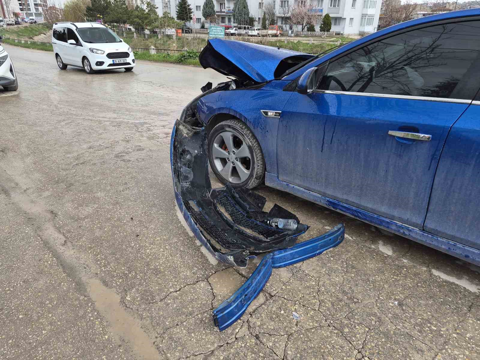 ’Dur’ levhasına uymayan otomobil, çöp kamyonuna çarptı: 1 yaralı
