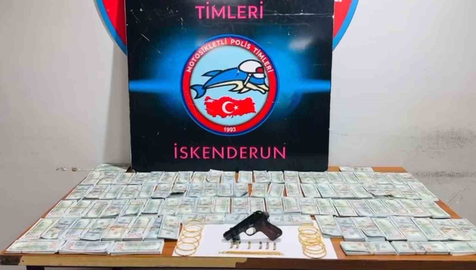 Durdurulan araçta sahte 1 milyon Amerikan doları  ele geçirildi
