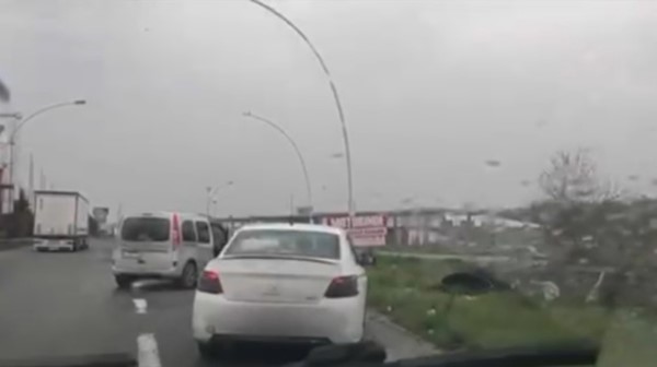 Durdurulan şüpheli araçta 5 kaçak göçmen yakalandı
