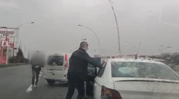 Durdurulan şüpheli araçta 5 kaçak göçmen yakalandı
