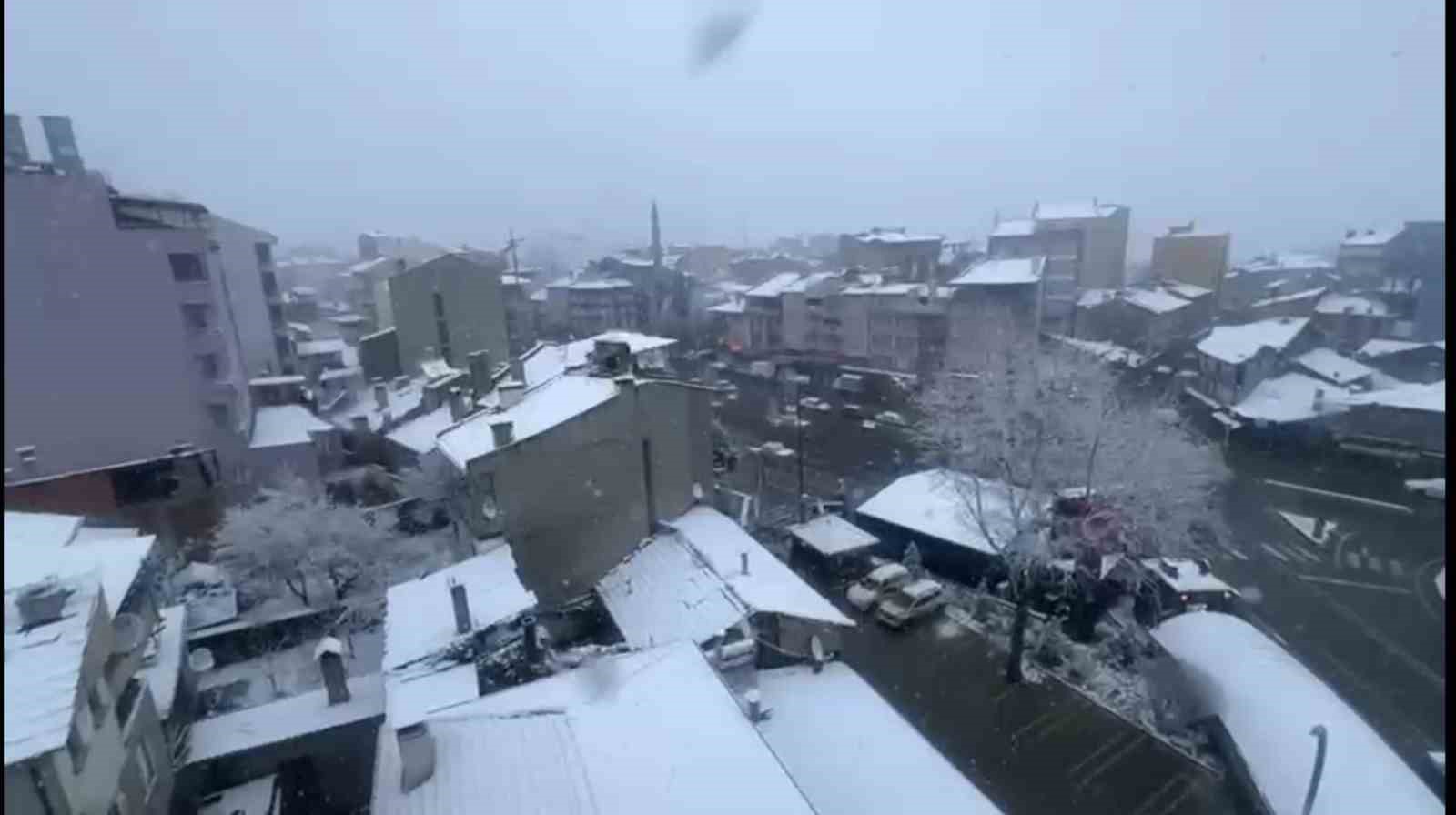 Dursunbey’de kar yağışı ilçeyi beyaza bürüdü
