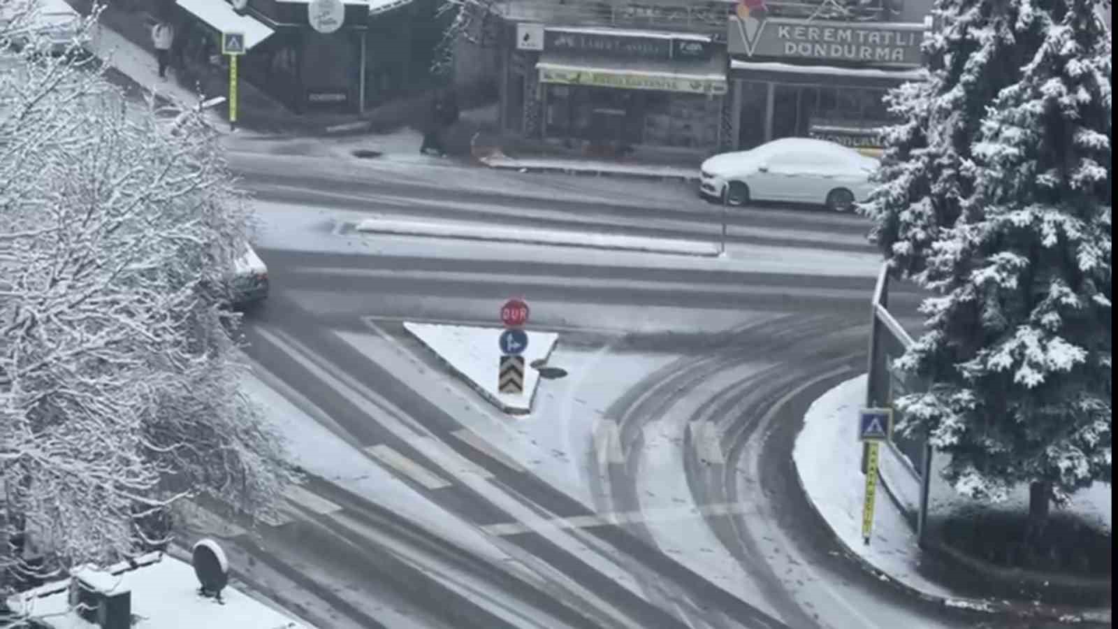 Dursunbey’de kar yağışı ilçeyi beyaza bürüdü
