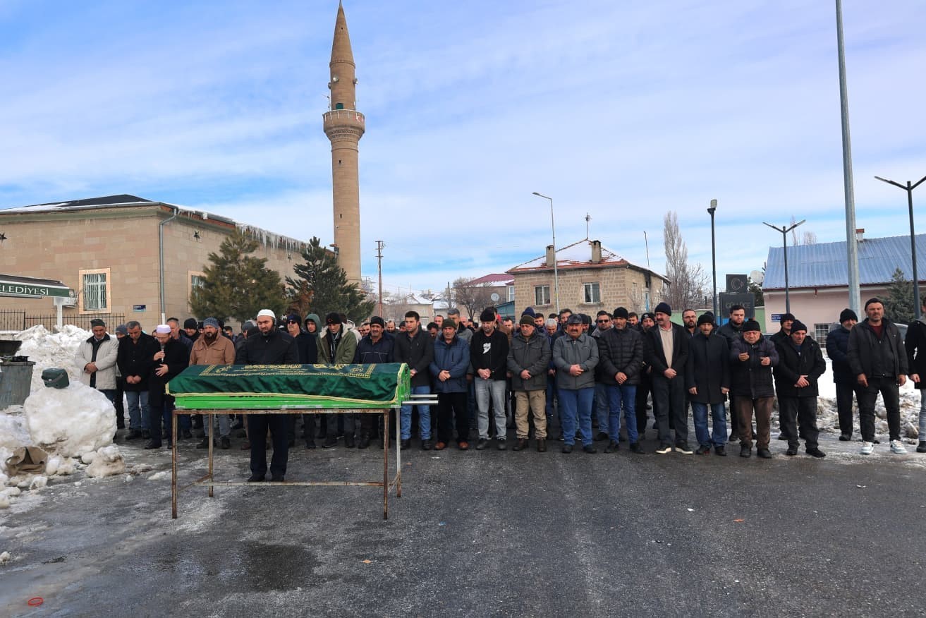 Duş sonrası fenalaşıp hayatını kaybeden çocuk toprağa verildi
