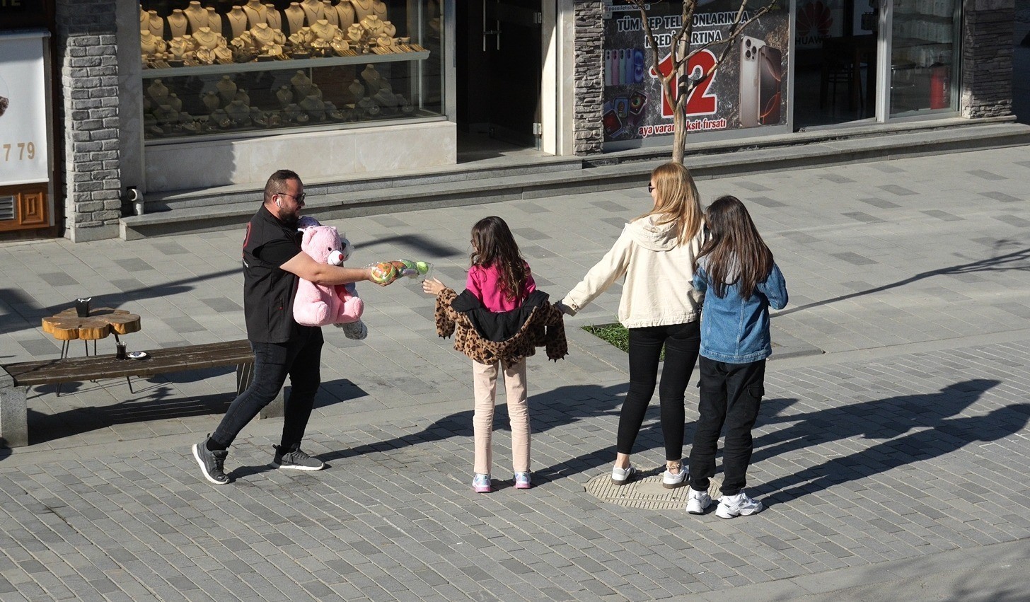 Düşen oyuncakları sahibine ulaştıran çocuklar takdir topladı
