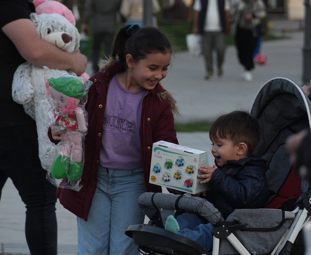 Düşen oyuncakları sahibine ulaştıran çocuklar takdir topladı
