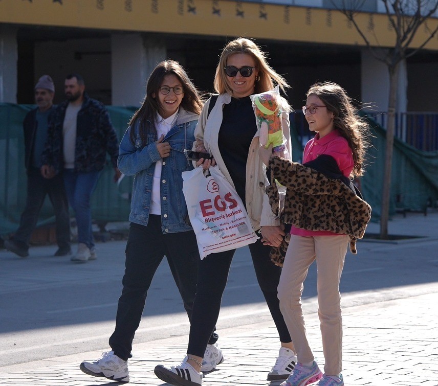 Düşen oyuncakları sahibine ulaştıran çocuklar takdir topladı
