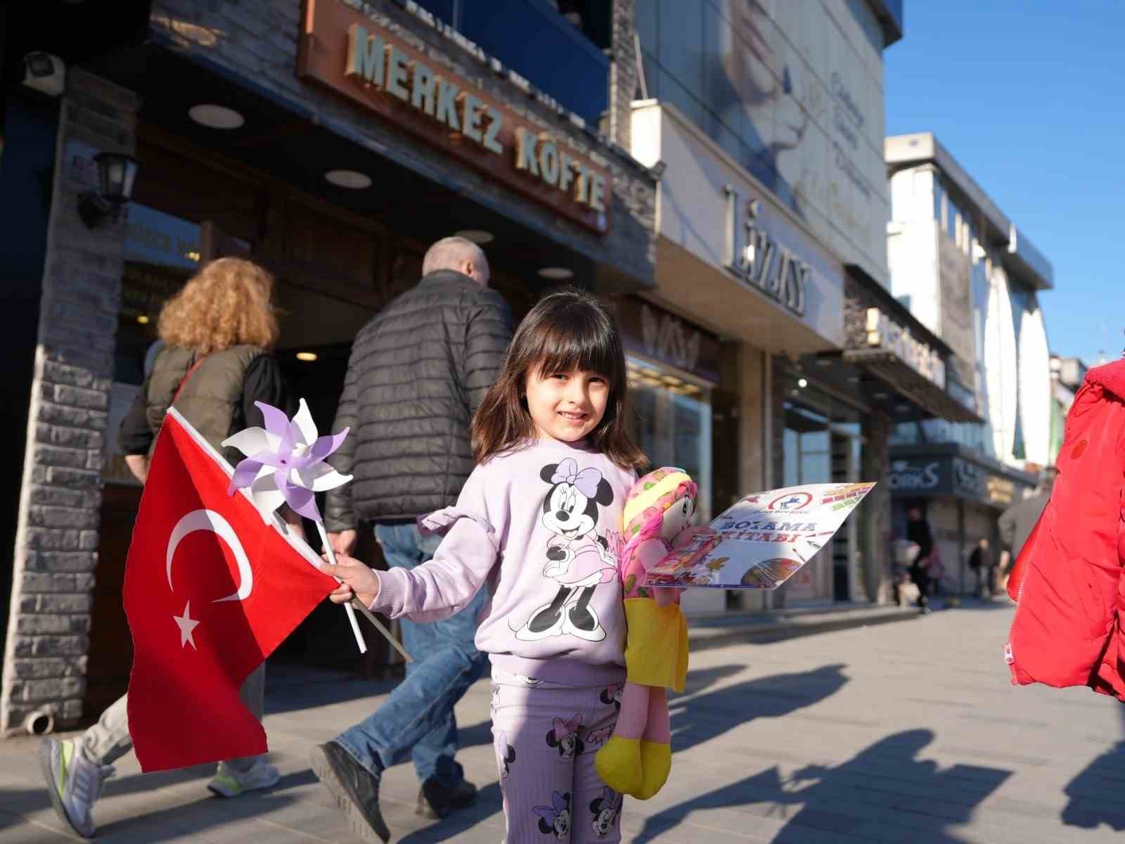 Düşen oyuncakları sahibine ulaştıran çocuklar takdir topladı
