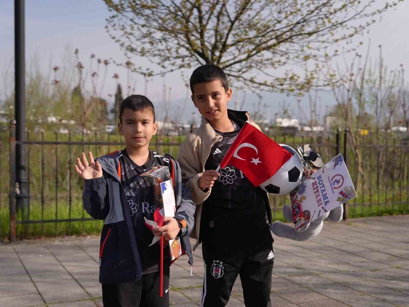 Düşen oyuncakları sahibine ulaştıran çocuklar takdir topladı
