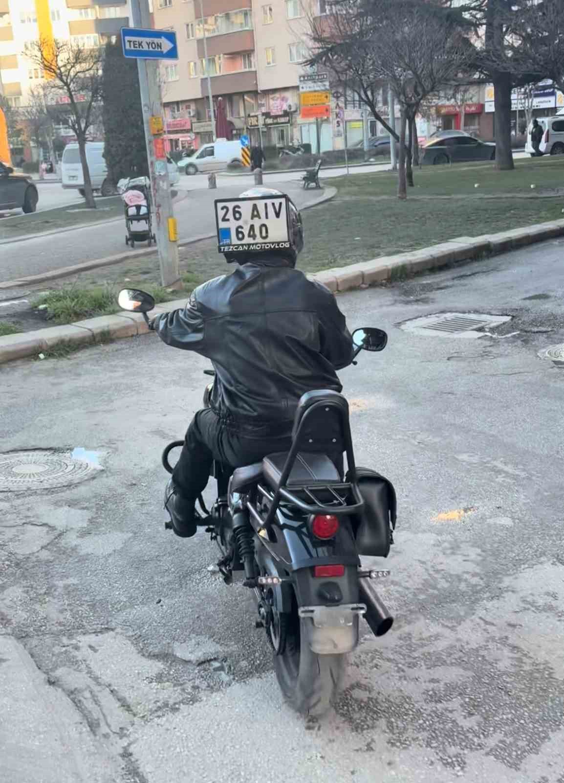 Düşen plakasını kaskına bantlayıp yoluna devam ettim
