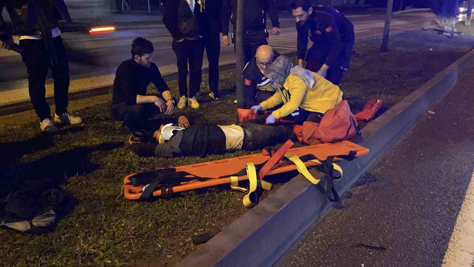 Düşürdüğü telefonu alırken otomobil çarptı: O anlar kamerada
