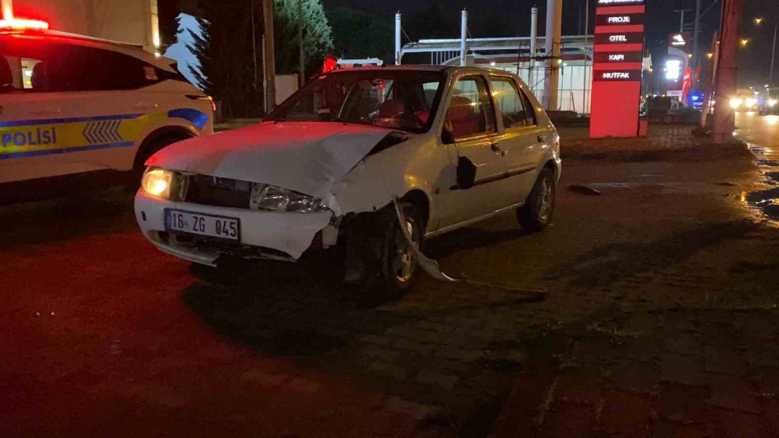 Düşürdüğü telefonu alırken otomobil çarptı: O anlar kamerada
