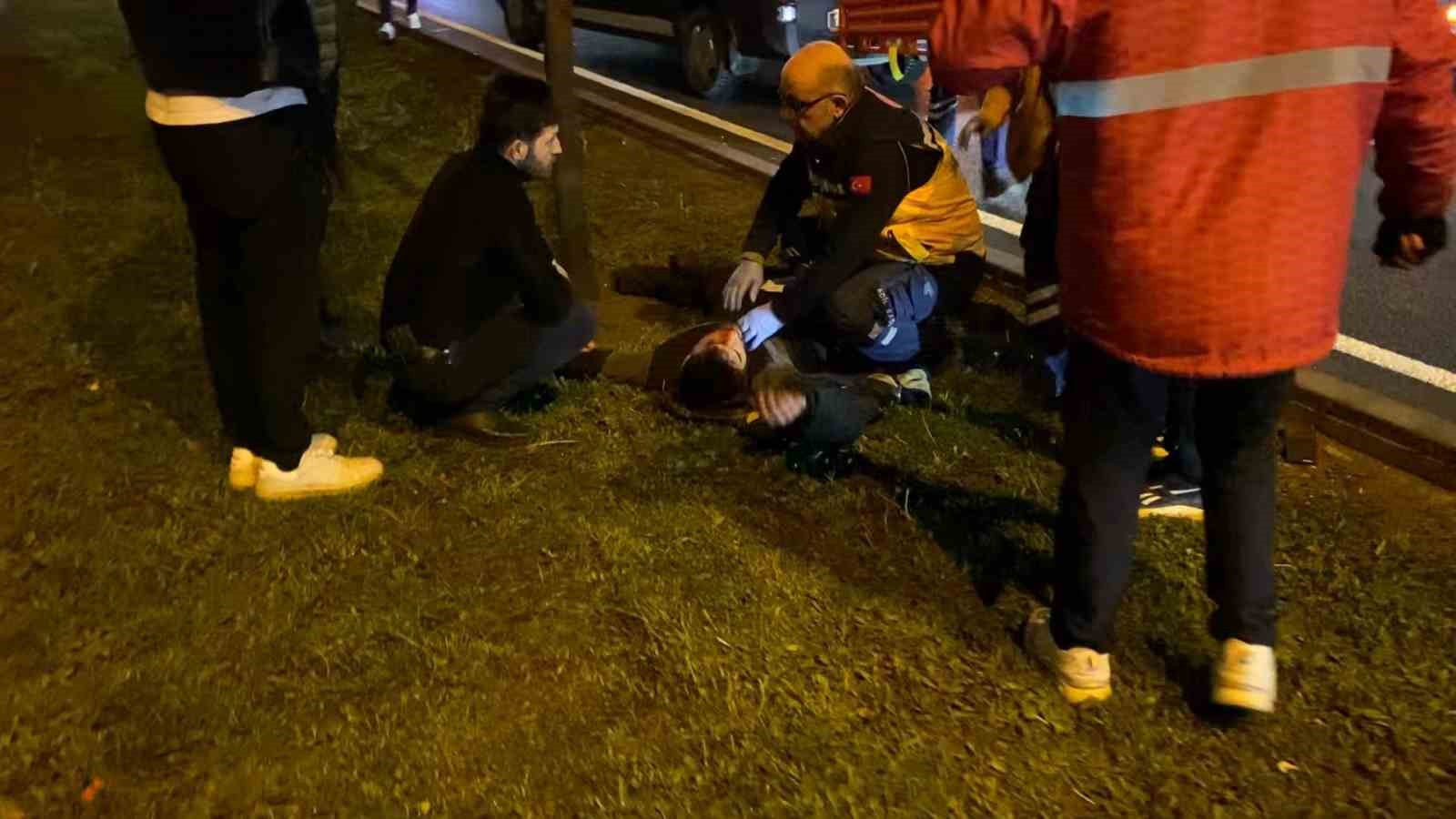 Düşürdüğü telefonu alırken otomobil çarptı: O anlar kamerada
