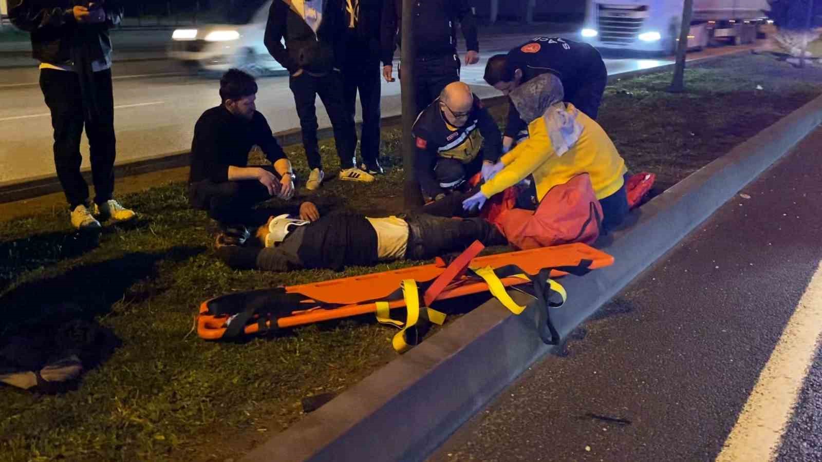 Düşürdüğü telefonu alırken otomobil çarptı: O anlar kamerada
