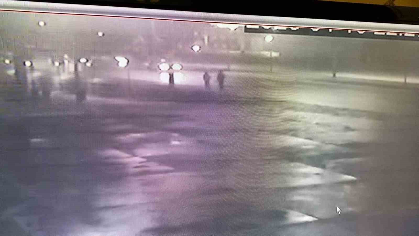 Düşürdüğü telefonu alırken otomobil çarptı: O anlar kamerada
