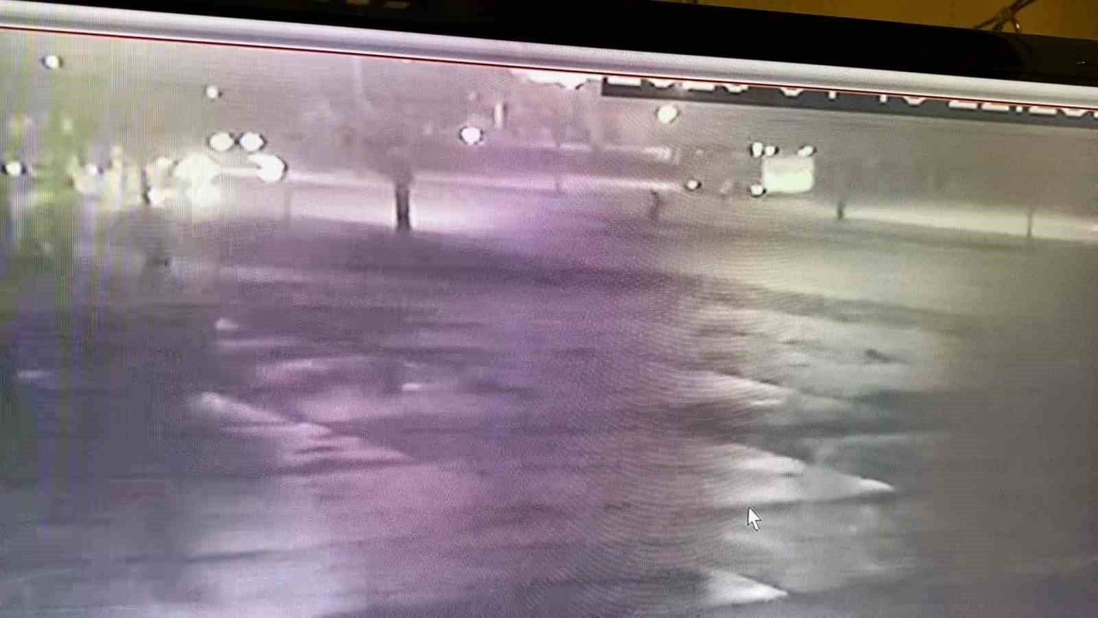 Düşürdüğü telefonu alırken otomobil çarptı: O anlar kamerada
