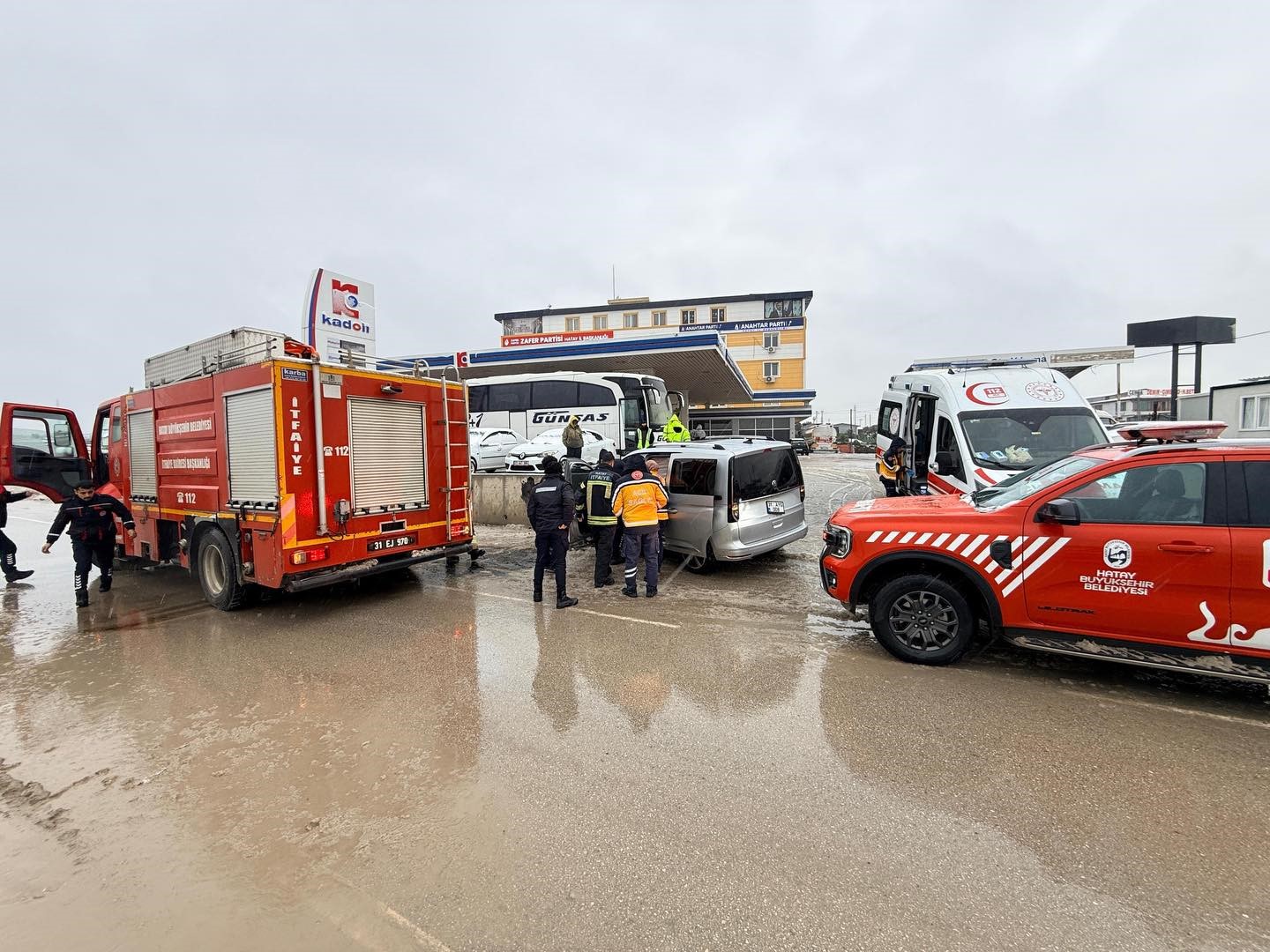 Duvara çarpan hafif ticari aracın sürücüsü yaralandı
