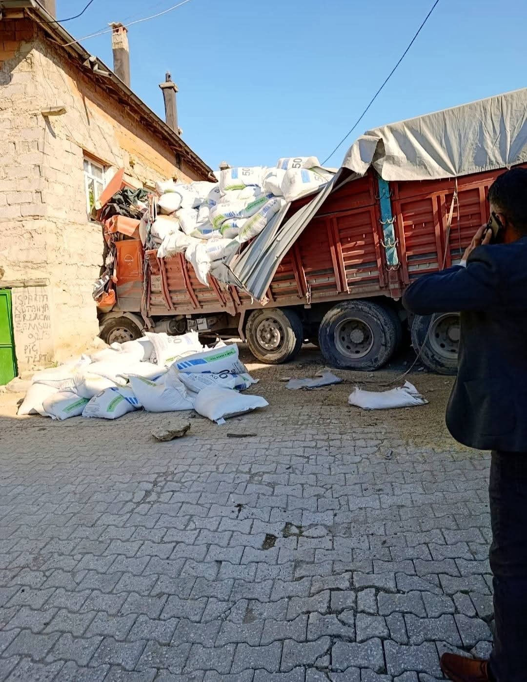 Duvara çarpan kamyonun sürücüsü hava ambulansıyla hastaneye yetiştirildi
