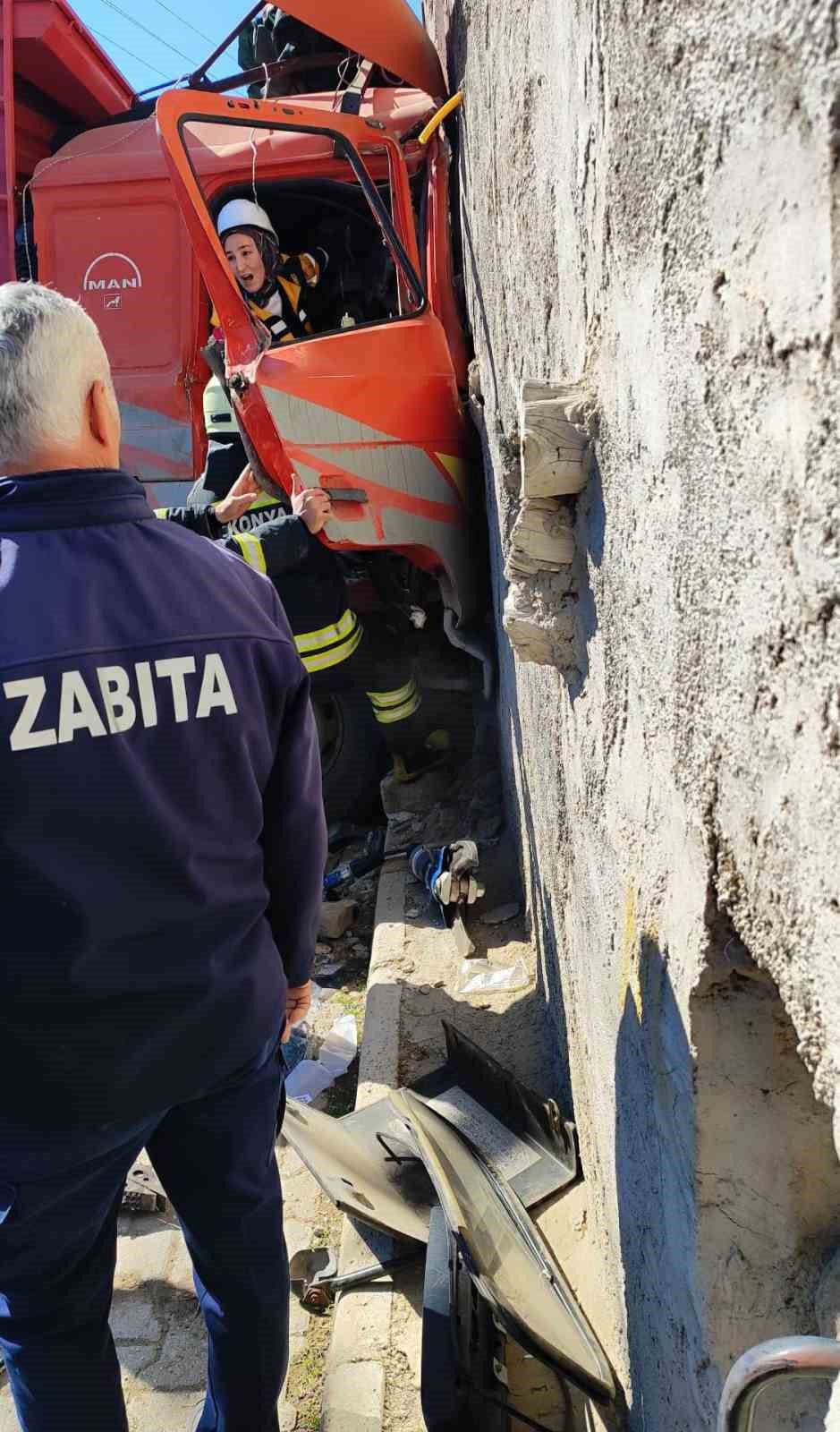 Duvara çarpan kamyonun sürücüsü hava ambulansıyla hastaneye yetiştirildi
