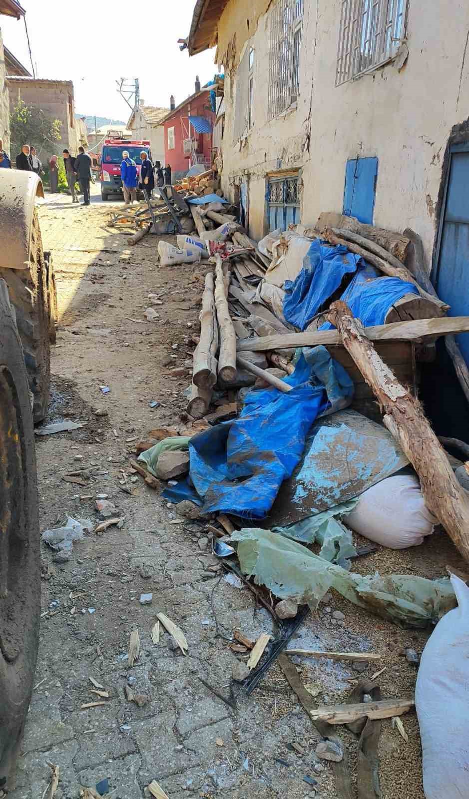 Duvara çarpan kamyonun sürücüsü hava ambulansıyla hastaneye yetiştirildi
