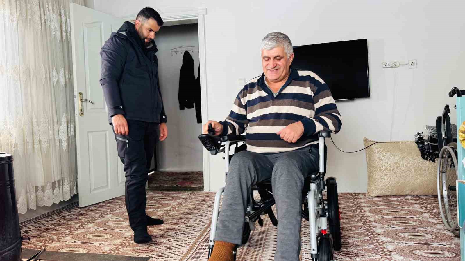 Duyarlı vatandaştan engelli vatandaşa akülü sandalye desteği
