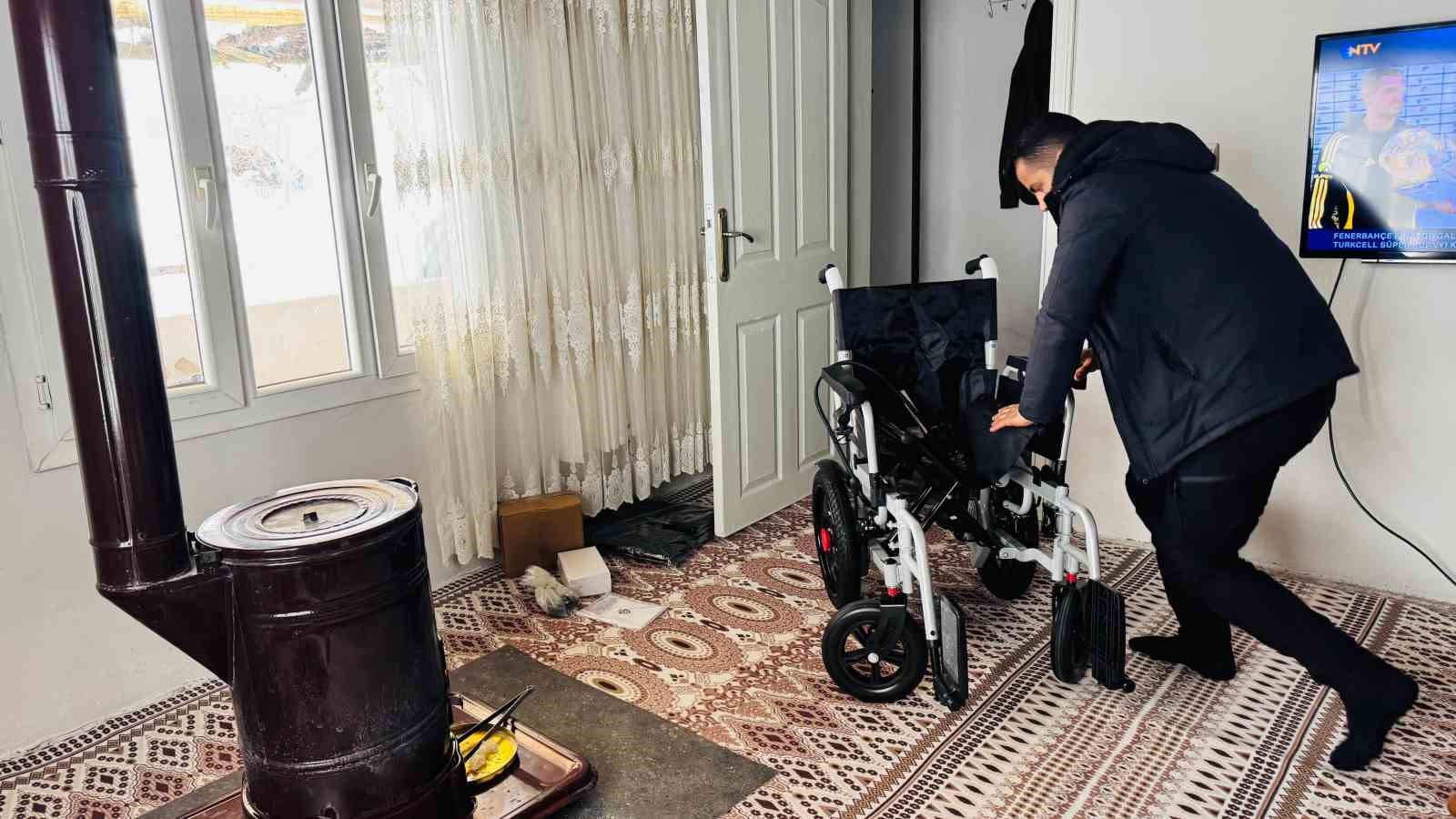 Duyarlı vatandaştan engelli vatandaşa akülü sandalye desteği
