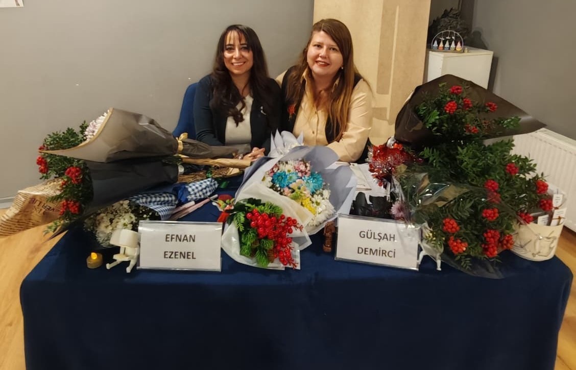 Duyguların ortak rengi: İki akademisyen yazardan şiirin "Bam teli" üzerine
Duyguların ortak rengi: İki akademisyen yazardan şiirin "Bam teli" üzerine