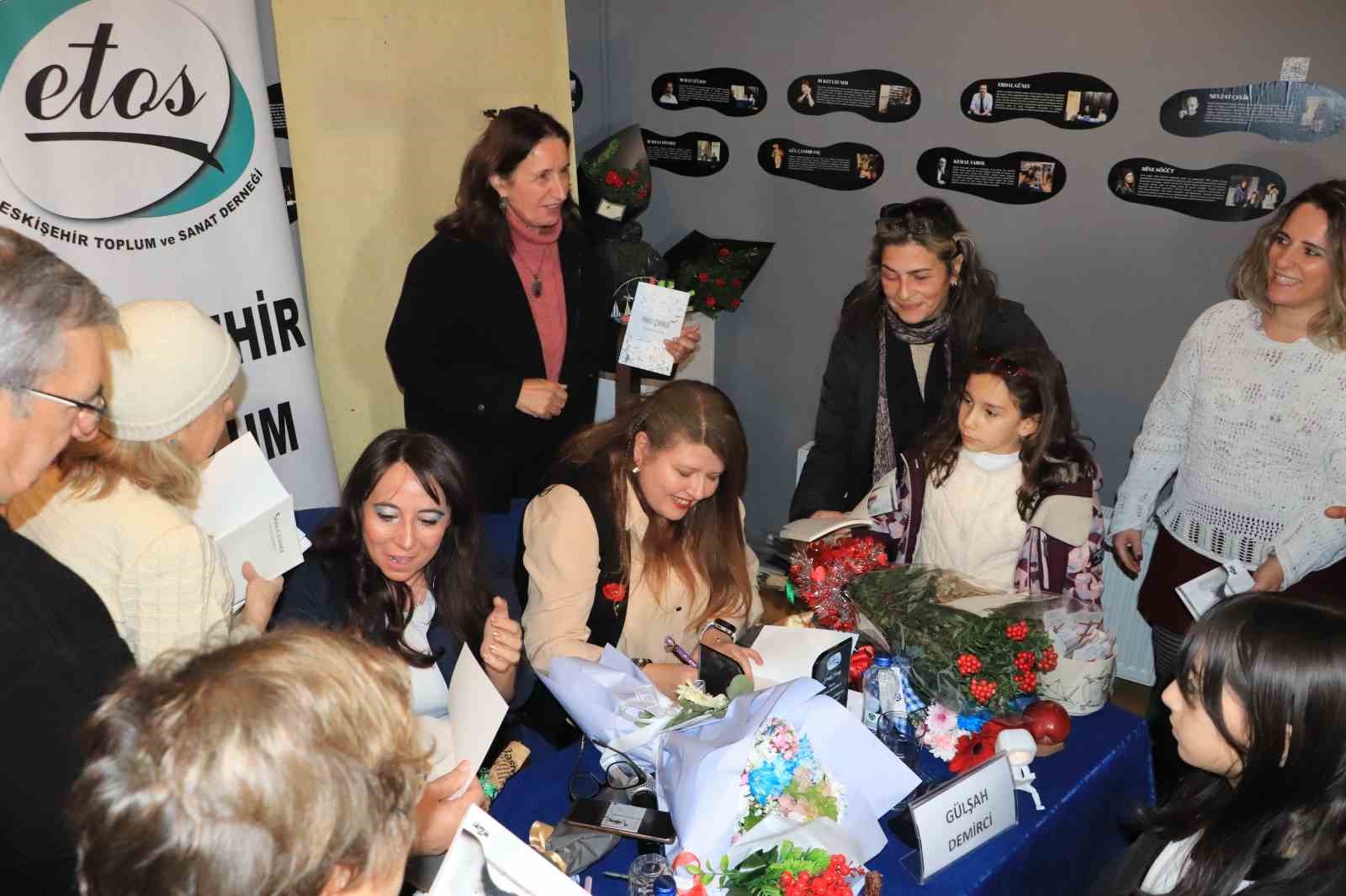 Duyguların ortak rengi: İki akademisyen yazardan şiirin "Bam teli" üzerine
Duyguların ortak rengi: İki akademisyen yazardan şiirin "Bam teli" üzerine