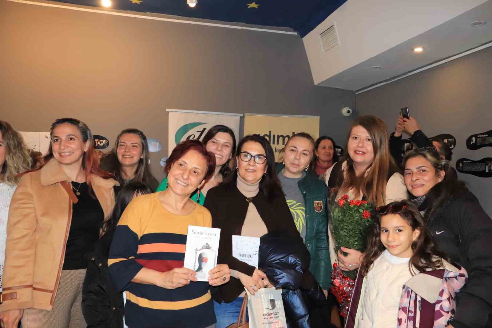 Duyguların ortak rengi: İki akademisyen yazardan şiirin "Bam teli" üzerine
Duyguların ortak rengi: İki akademisyen yazardan şiirin "Bam teli" üzerine