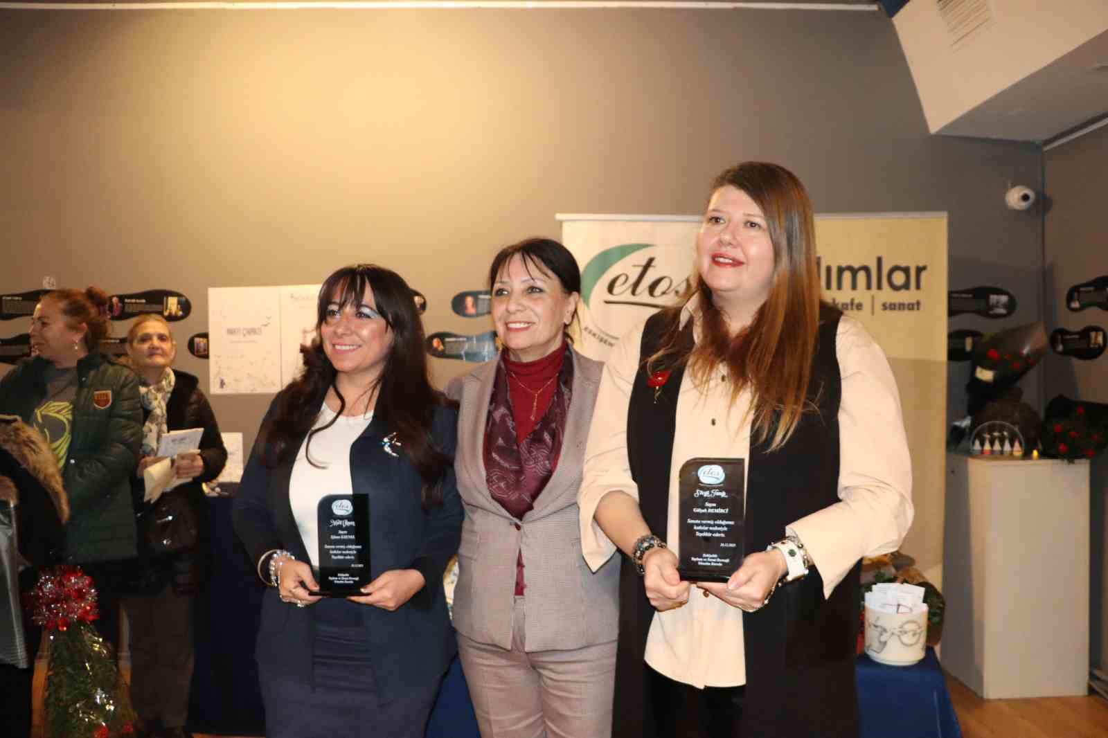 Duyguların ortak rengi: İki akademisyen yazardan şiirin "Bam teli" üzerine
Duyguların ortak rengi: İki akademisyen yazardan şiirin "Bam teli" üzerine