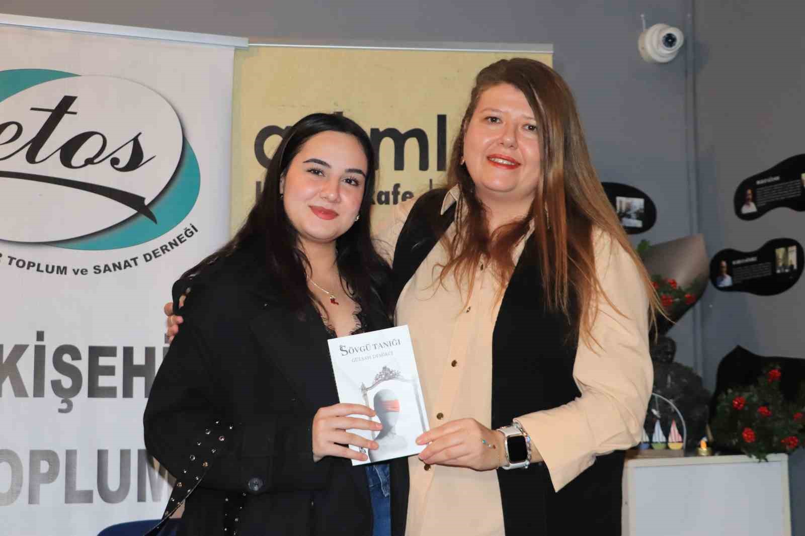 Duyguların ortak rengi: İki akademisyen yazardan şiirin "Bam teli" üzerine
Duyguların ortak rengi: İki akademisyen yazardan şiirin "Bam teli" üzerine