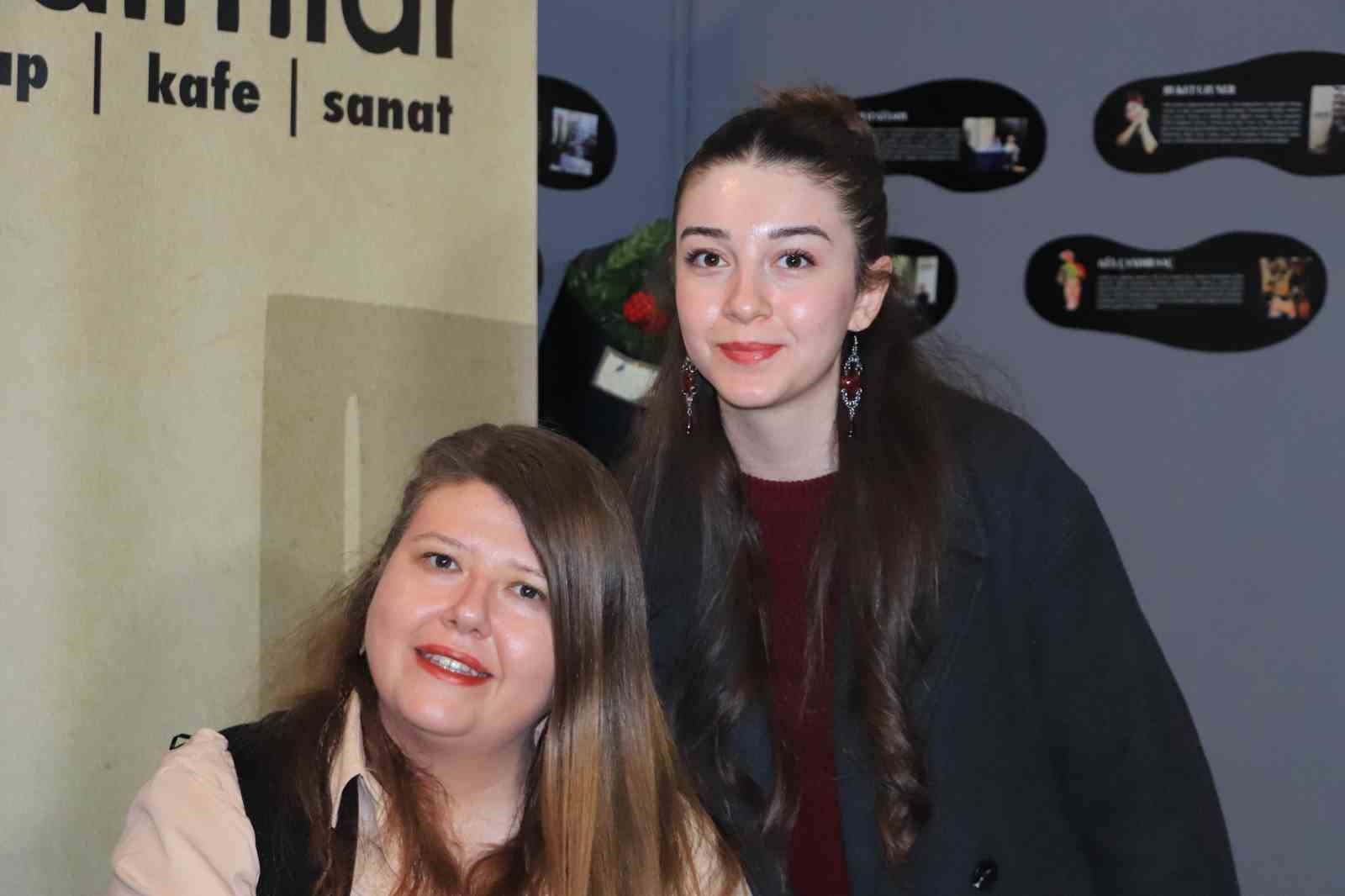 Duyguların ortak rengi: İki akademisyen yazardan şiirin "Bam teli" üzerine
Duyguların ortak rengi: İki akademisyen yazardan şiirin "Bam teli" üzerine