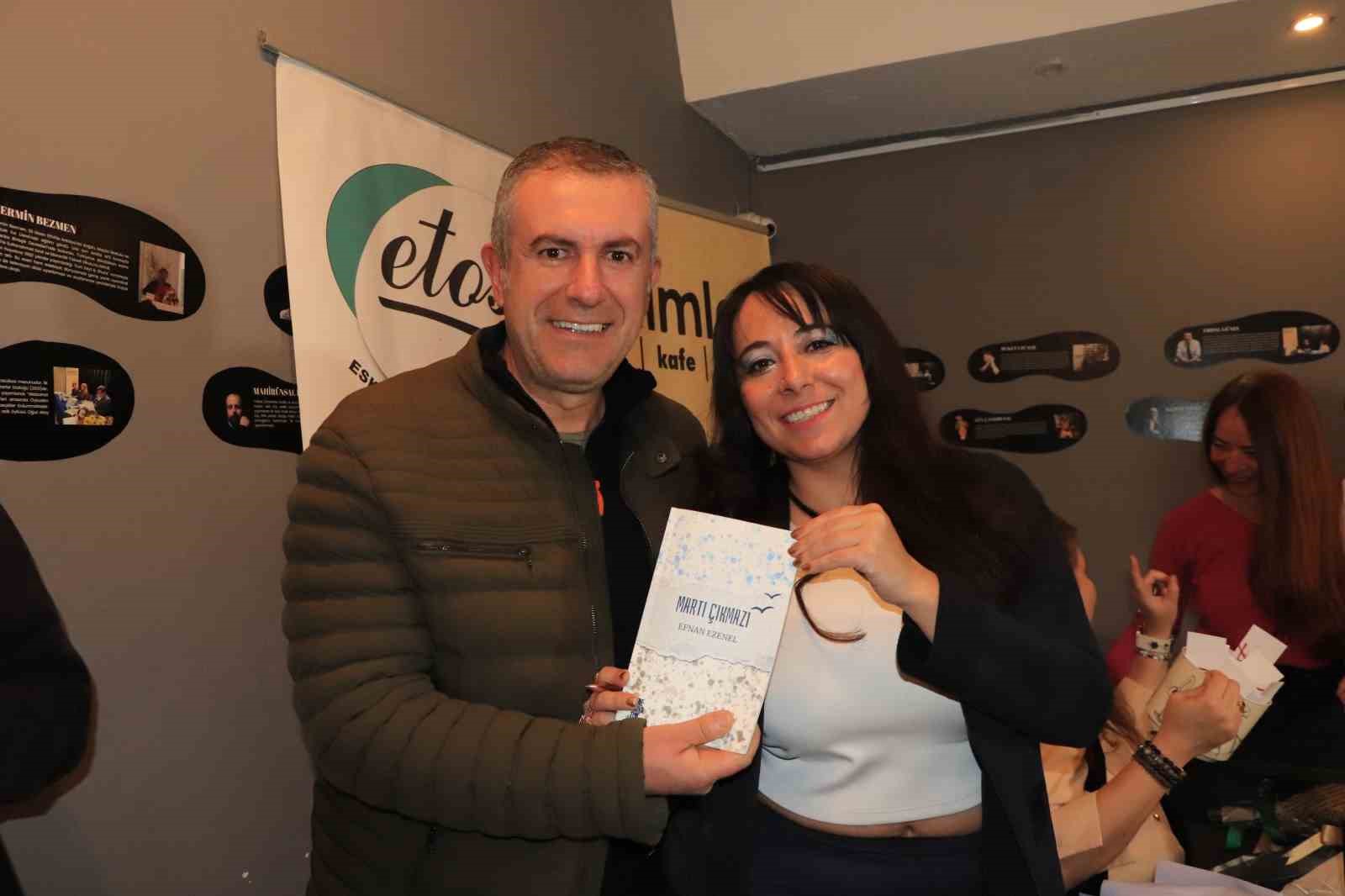 Duyguların ortak rengi: İki akademisyen yazardan şiirin "Bam teli" üzerine
Duyguların ortak rengi: İki akademisyen yazardan şiirin "Bam teli" üzerine