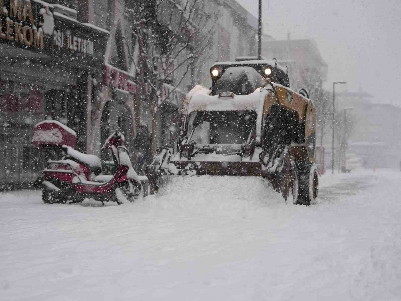Düzce Belediyesi karla mücadeleyi aralıksız sürdürüyor
