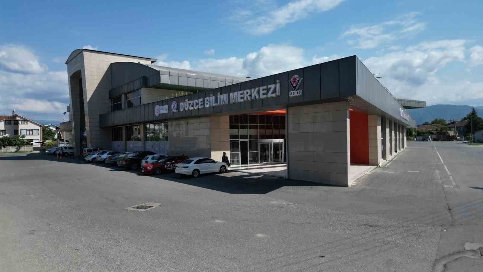 Düzce Belediyesi’nden öğrencilere ve ailelere akademik destek
