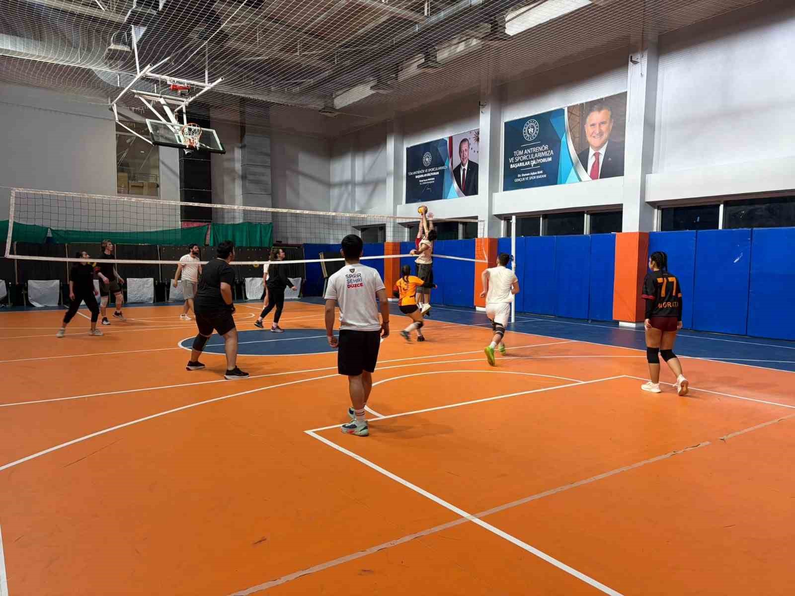 Düzce Gençlik Merkezi’nde voleybol heyecanı sürüyor
