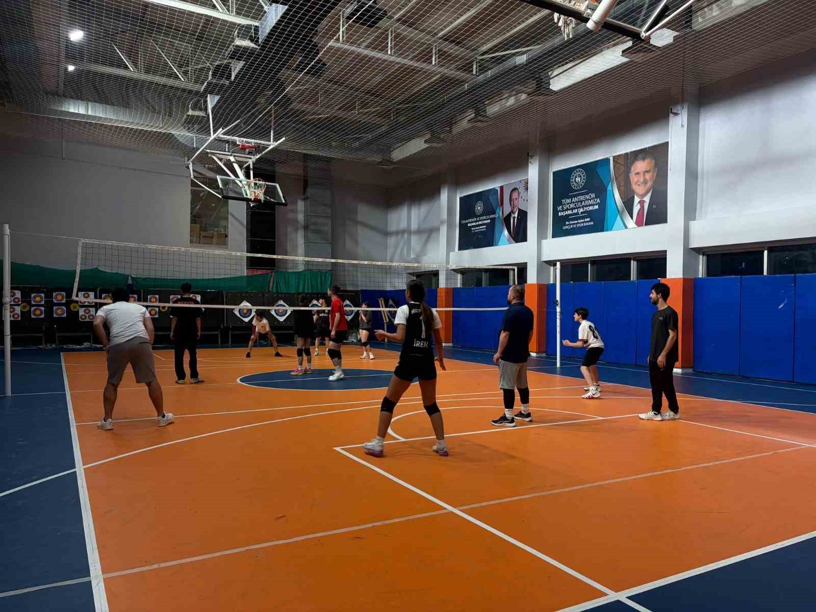Düzce Gençlik Merkezi’nde voleybol heyecanı sürüyor
