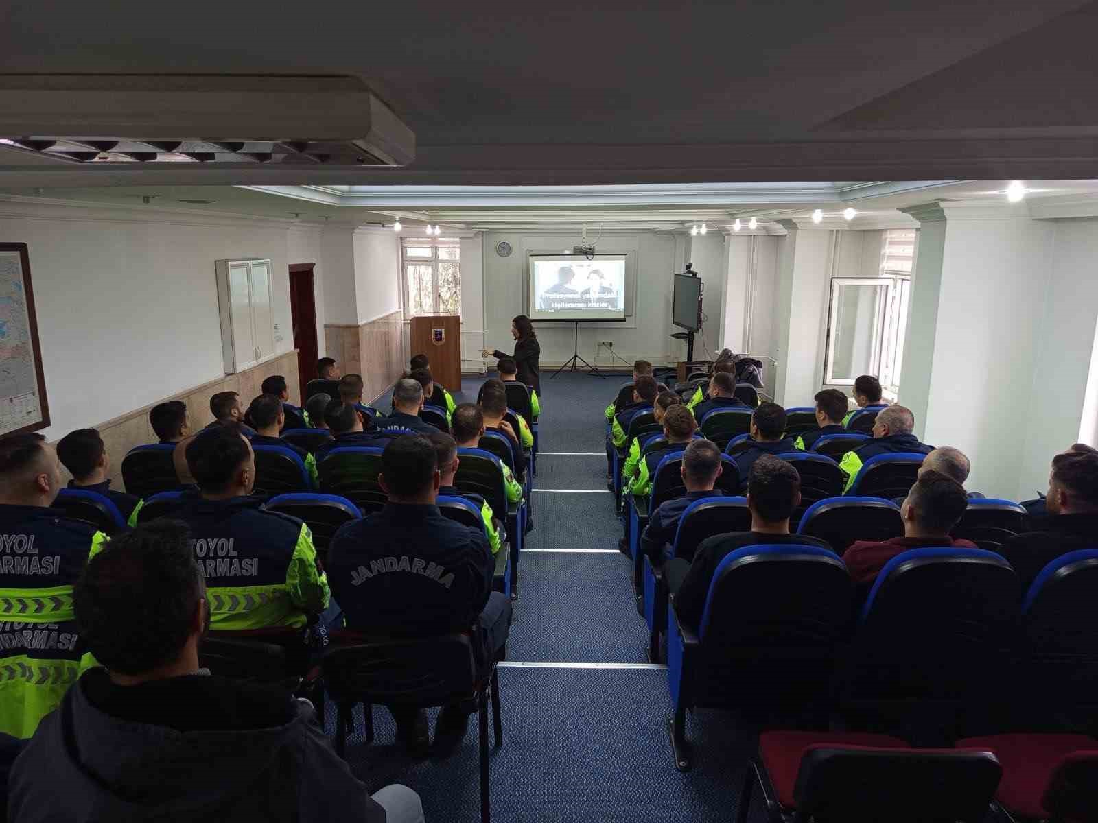 Düzce İl Jandarma Komutanlığında "etkili iletişim" semineri
