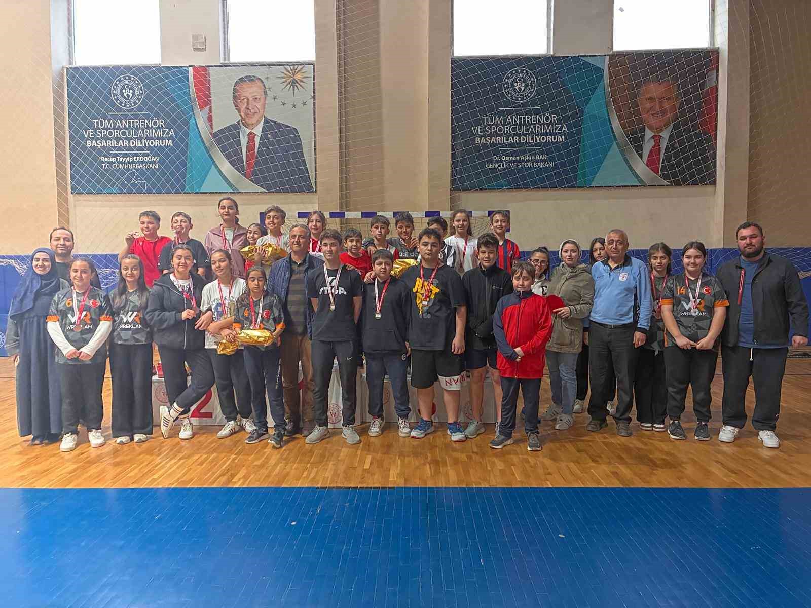 Düzce’de 100 sporcu raket salladı
