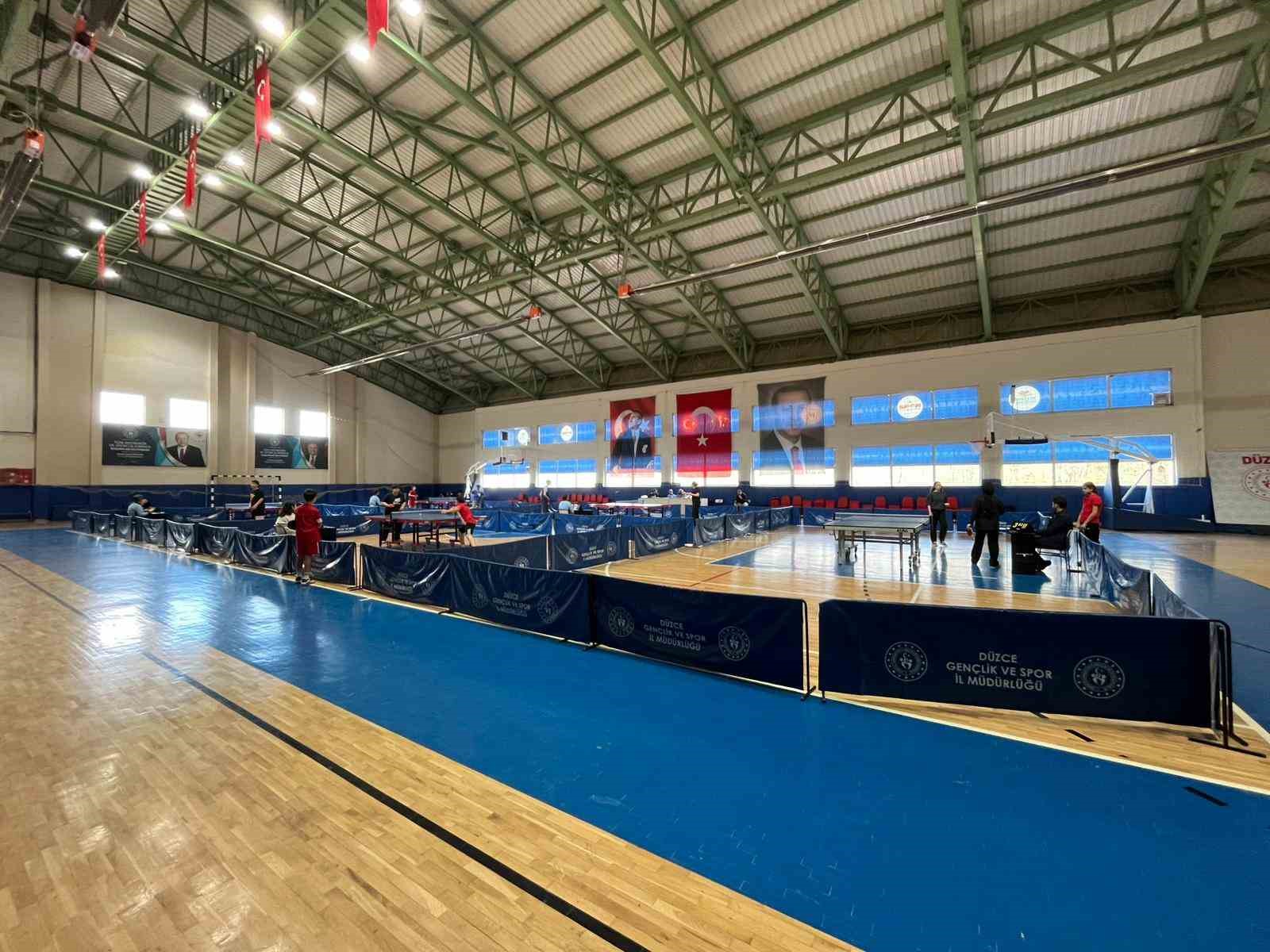 Düzce’de 100 sporcu raket salladı
