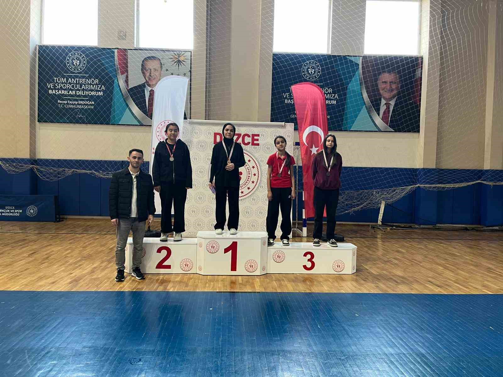 Düzce’de 100 sporcu raket salladı
