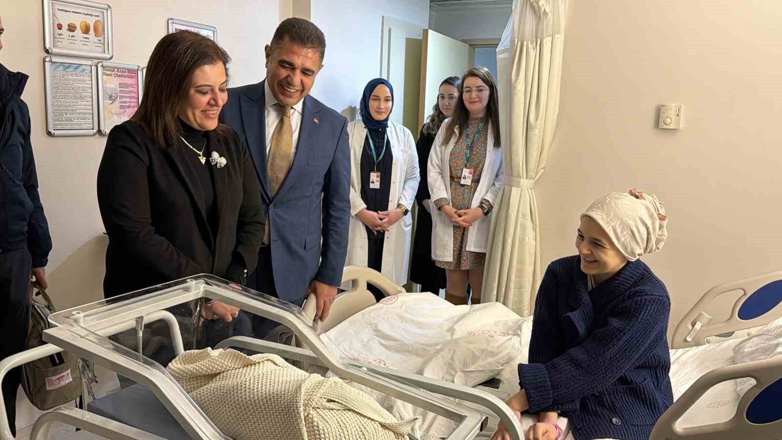 Düzce’de 2025 yılının son bebeği ve yeni yılın ilk bebeği aileleri heyecanlandırdı
