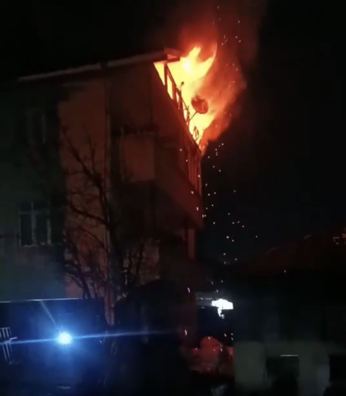 Düzce’de 3 katlı binanın çatısı alev alev yandı
