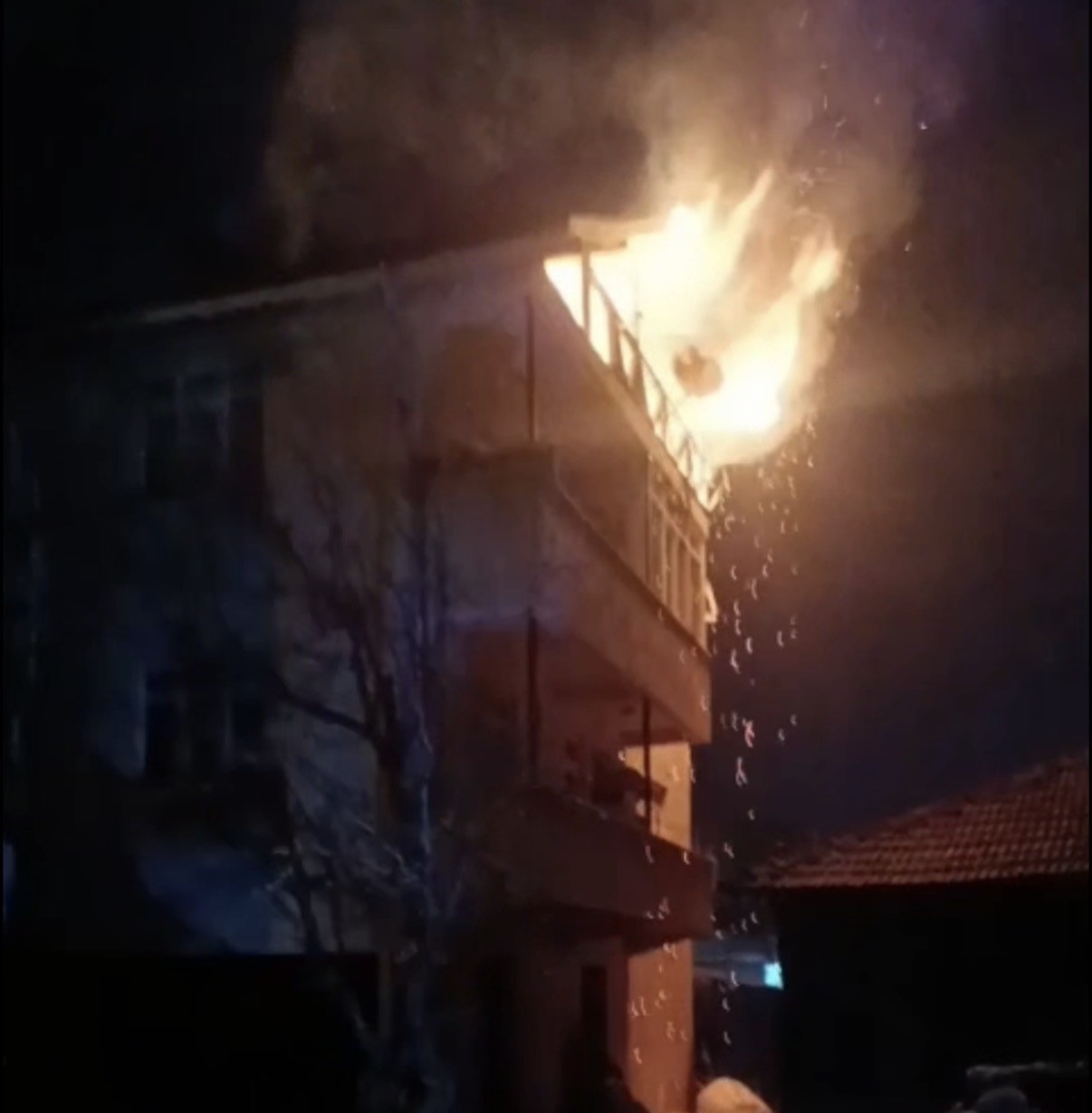 Düzce’de 3 katlı binanın çatısı alev alev yandı
