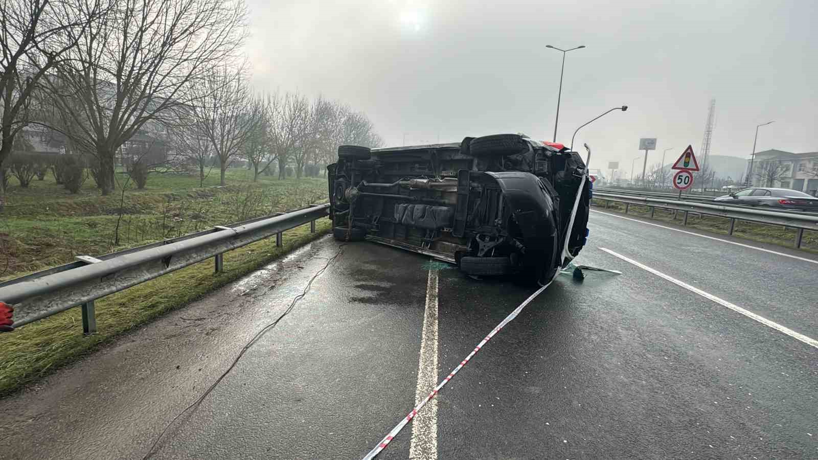Düzce’de ambulans devrildi: 2 yaralı
