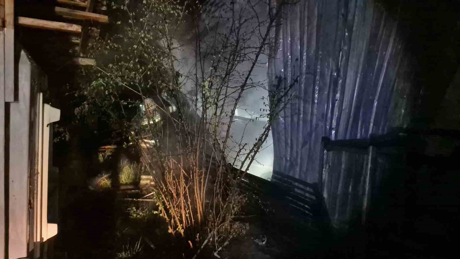 Düzce’de bir evde yangın çıktı: Alevler geceyi aydınlattı
