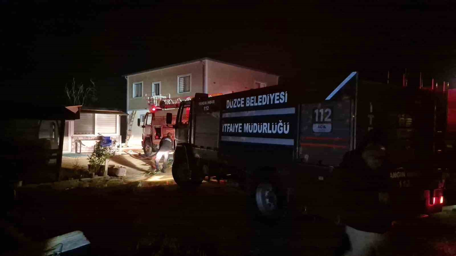 Düzce’de bir evde yangın çıktı: Alevler geceyi aydınlattı
