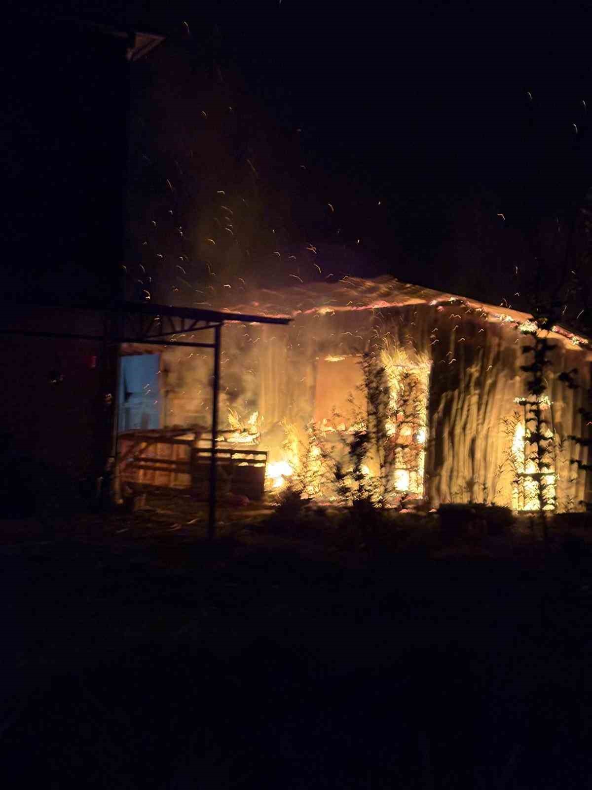 Düzce’de bir evde yangın çıktı: Alevler geceyi aydınlattı
