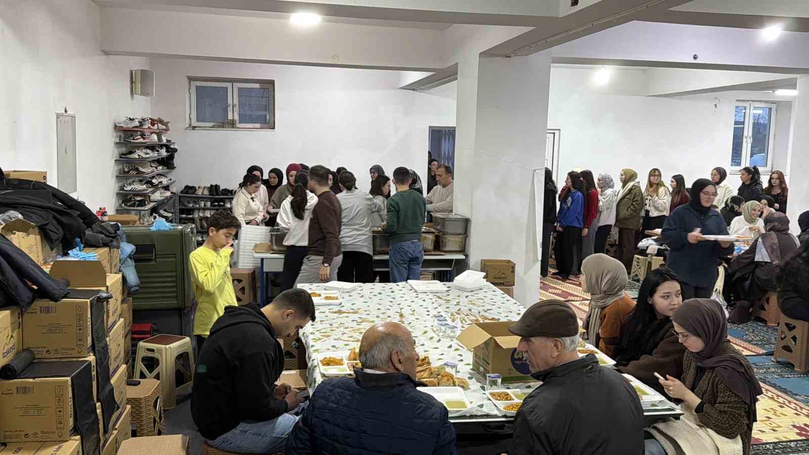 Düzce’de cami cemaati öğrencilere iftar veriyor
